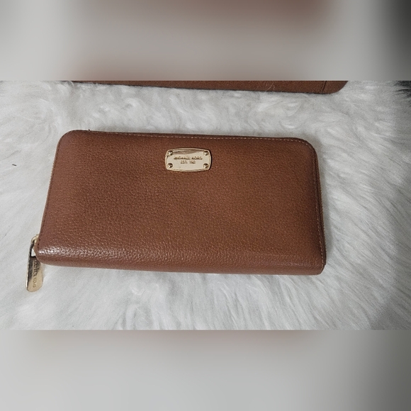 Michael Kors Tan Tote Bag and Wallet Set - Picture 4 of 9